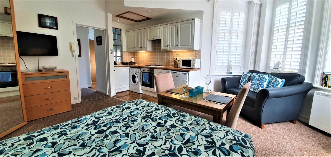 A Beautiful Apartment With Stunning Sea Views & Private Balcony Борнмут Екстер'єр фото