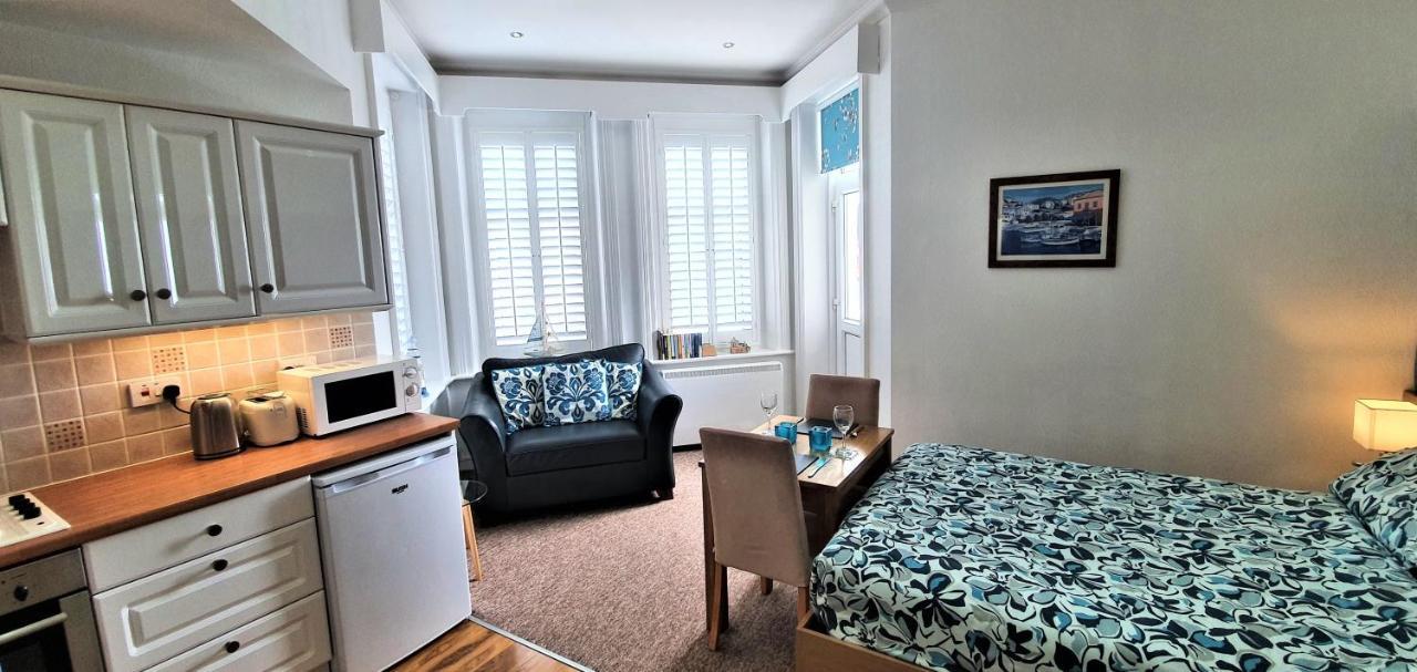 A Beautiful Apartment With Stunning Sea Views & Private Balcony Борнмут Екстер'єр фото