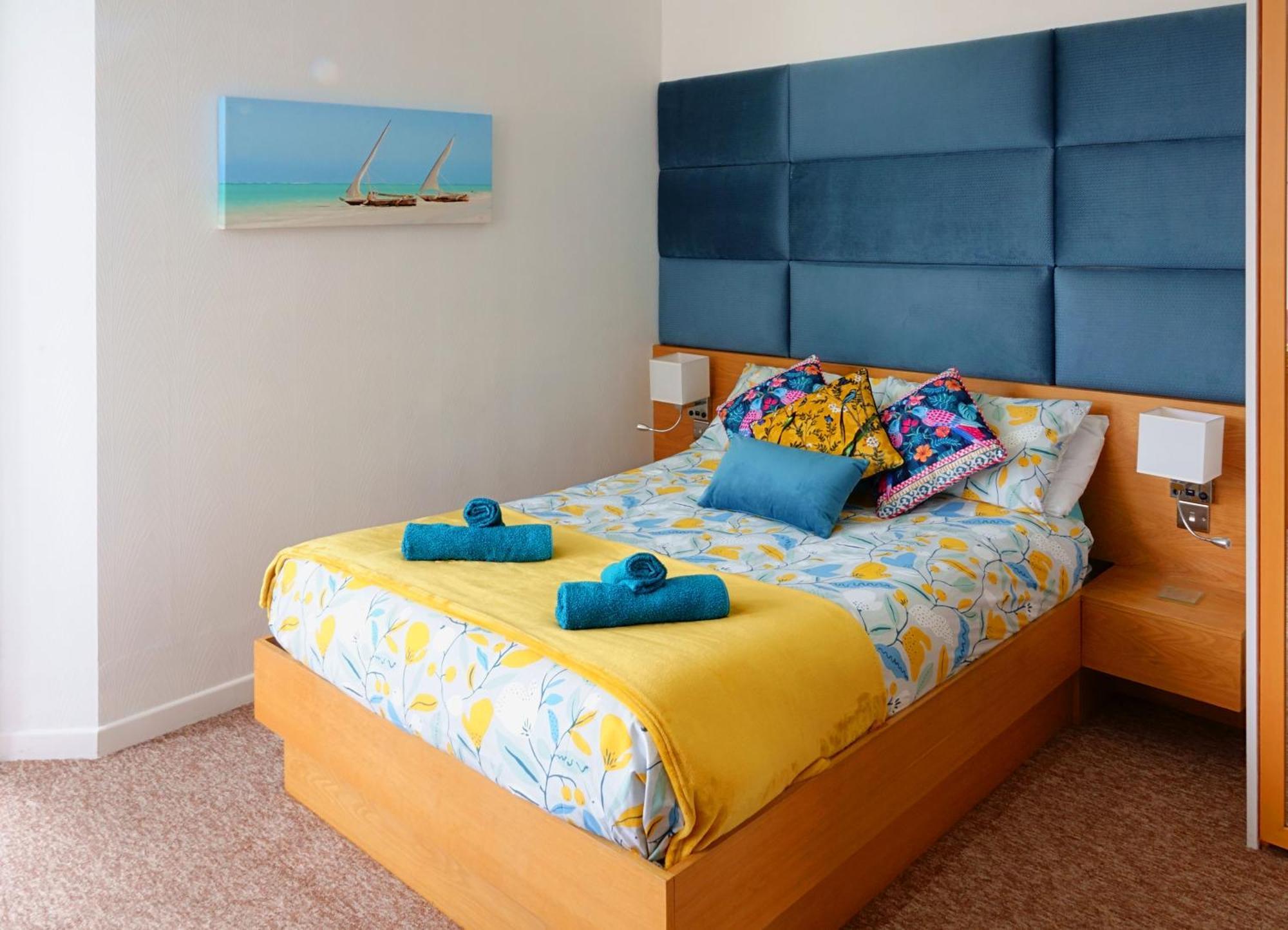 A Beautiful Apartment With Stunning Sea Views & Private Balcony Борнмут Екстер'єр фото